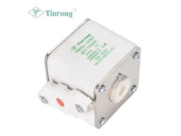 Која е функцијата на EV Automotive и EVSE Fuse?